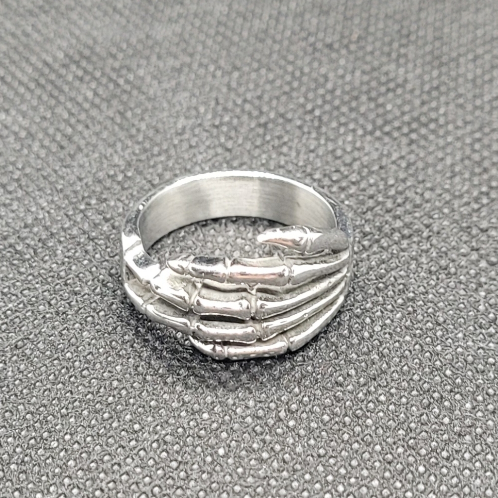 Skeleton hand ring